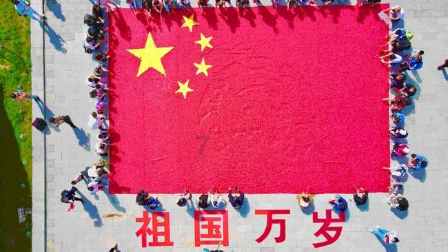 当红超模Karolina穿比基尼黑丝 比例完美个性张扬